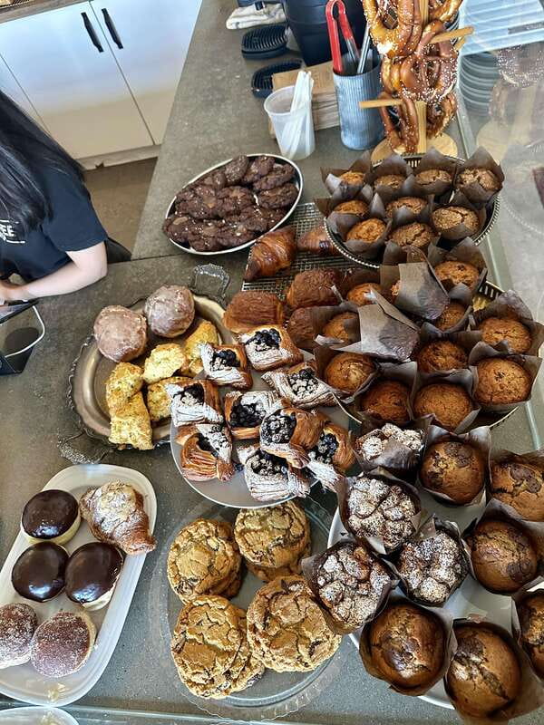 Kelowna: Walking Food Tour with 7 Tastings and 4 Drinks - Who should book this Kelowna food walk?