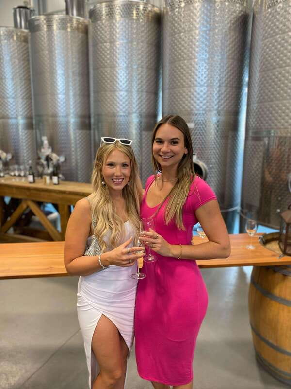 Kelowna: West Kelowna Full Day Guided Wine Tour - Pickup, vehicle, and the first 15 minutes