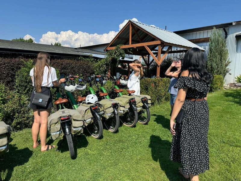 Kelowna: Wine Tasting by E-bike, Smartphone Guide & Lunch - Hidden Vines Family Estate Winery, the first tasting