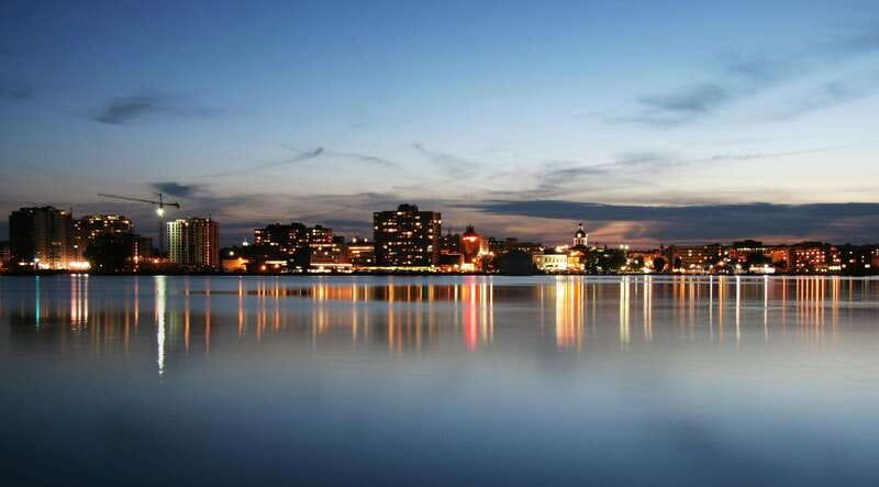 Kingston: Sunset Dinner Cruise - Drinks and extra charges