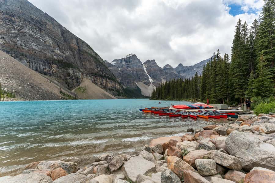 Lakes Moraine, Louise, Emerald, Johnston Canyon & Yoho Tour - Emerald Lake changes the color palette