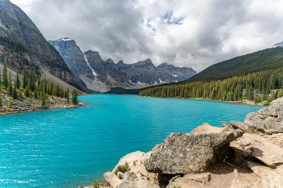 Lakes Moraine, Louise, Emerald, Johnston Canyon & Yoho Tour - The guides make the long day easier