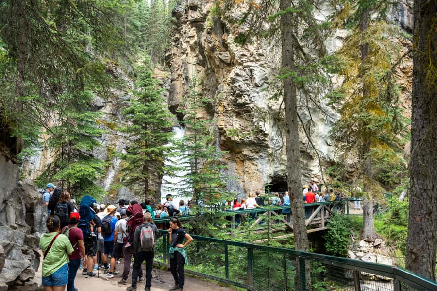 Lakes Moraine, Louise, Emerald, Johnston Canyon & Yoho Tour - Lake Louise starts the day with the big postcard view