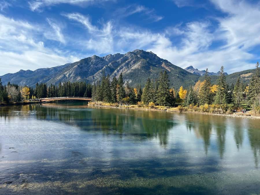 Louise,Moraine/Johnston Canyon,Emerald Lake, Banff/Gondola - Natural Bridge: a short stop with a different kind of scenery