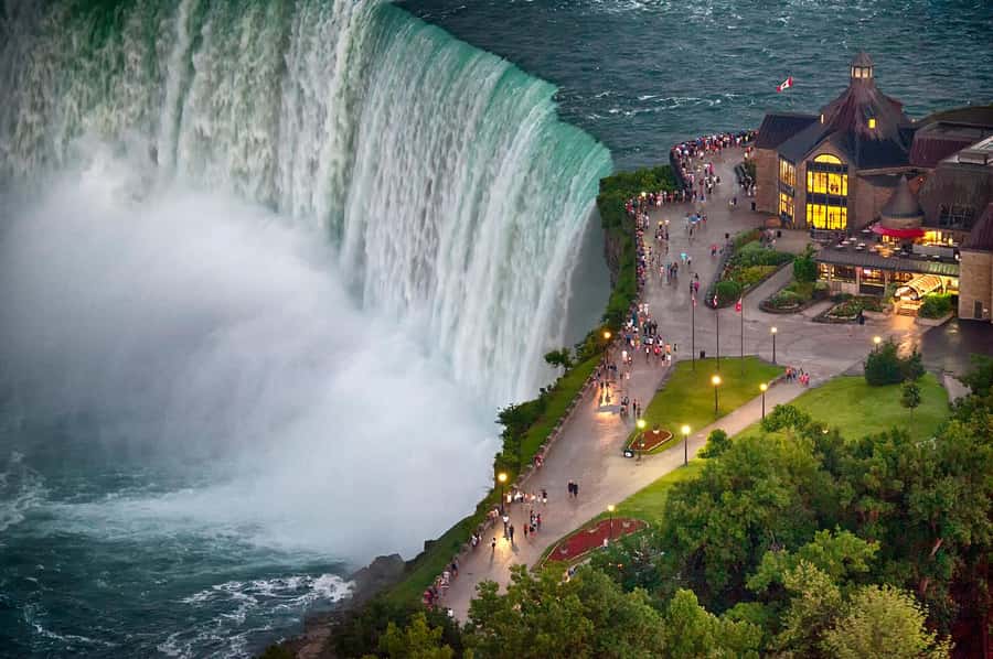 Luxury Day Trip: Niagara on the Lake, Wine & Falls - Niagara-on-the-Lake: a graceful first stop