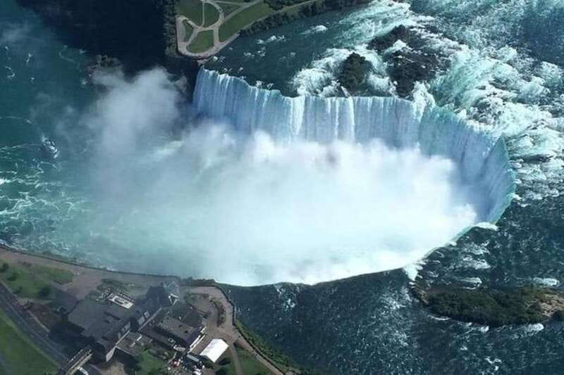 Mississauga: Niagara Falls Day Tours with Boat and Lunch - Following the Niagara Parkway to the falls