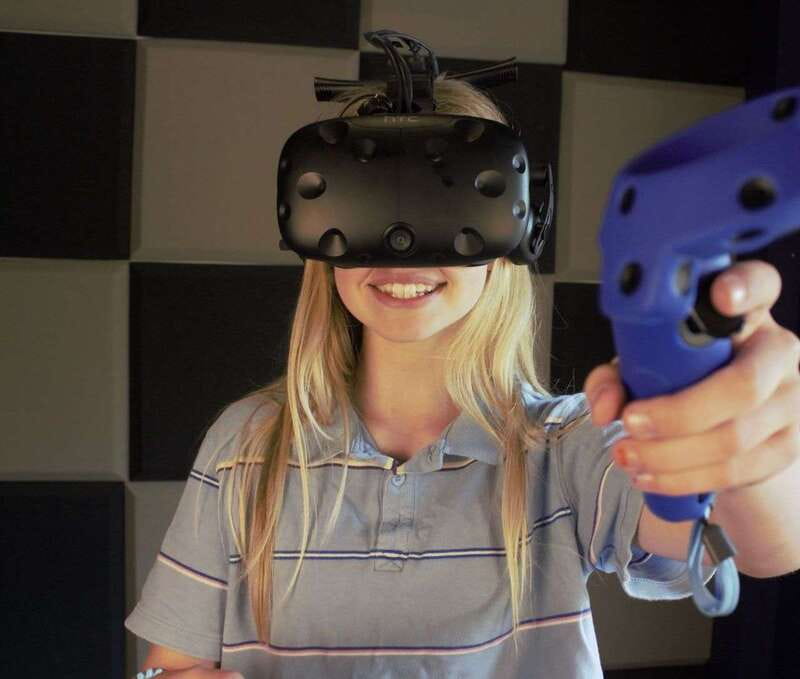 Mont Tremblant: Virtual Reality Gaming Session - Finding the VR center beside the Fairmont