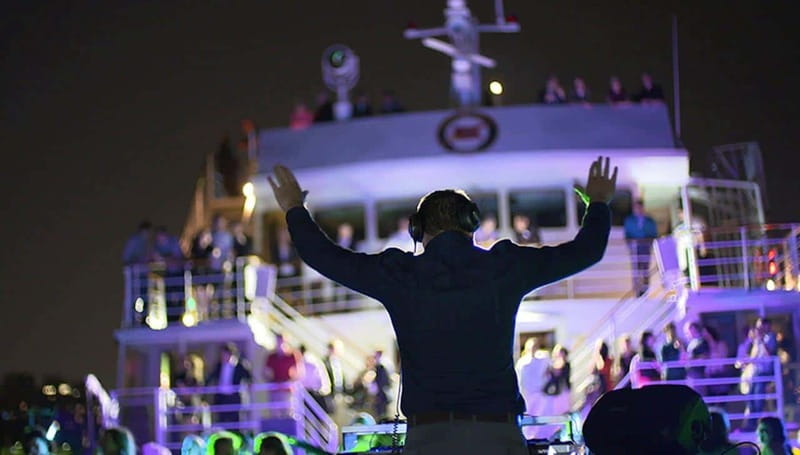 Montréal: 3 or 5-Course Dinner Cruise with DJ & Dancing - Dinner built around Québec ingredients