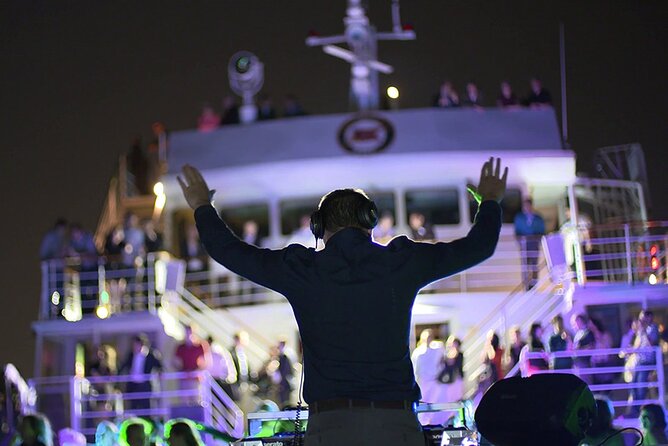 Montreal: Evening cruise with DJ - What this Montreal night cruise is really offering