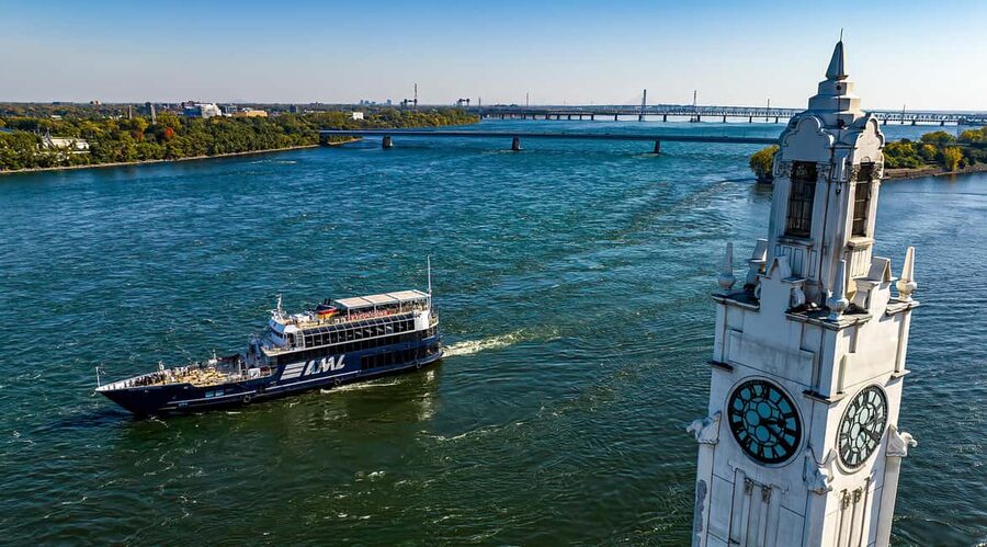 Montréal: Guided Sightseeing River Cruise - Seating, food, drinks, and onboard comfort