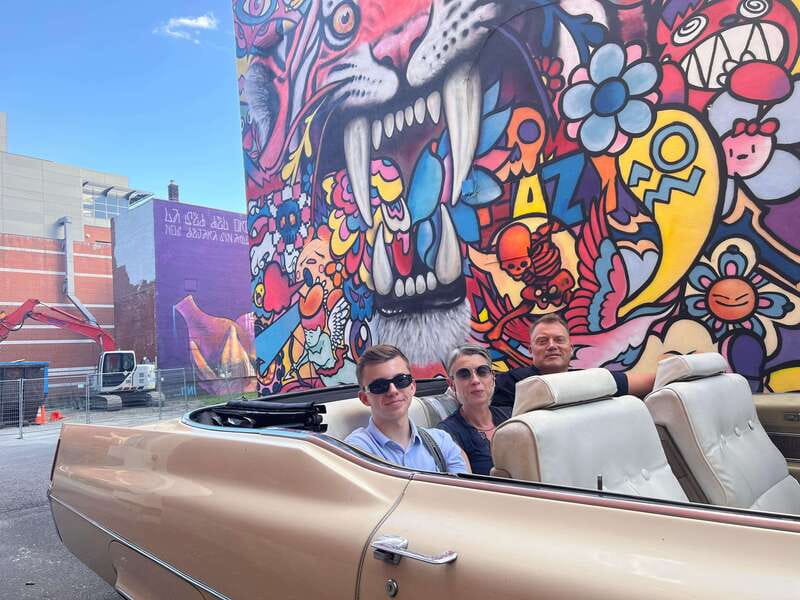 Montréal: Guided Tour in Vintage Convertible Cadillac - The guides make the difference