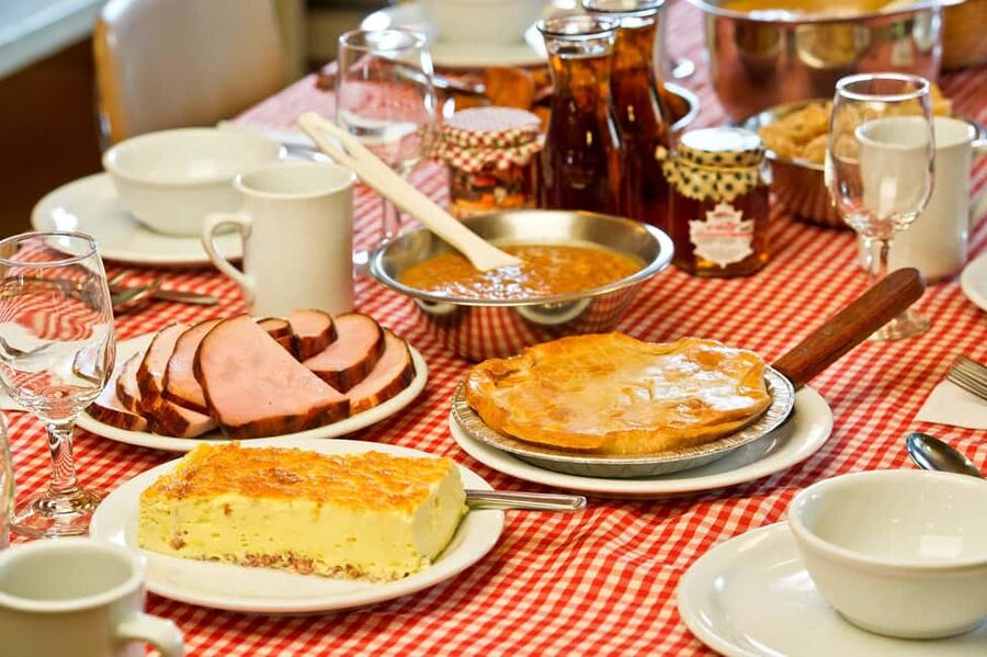 Montreal: Maple Syrup Tour with Sugar Shack & Local Cuisine - Arriving at Chez Dany