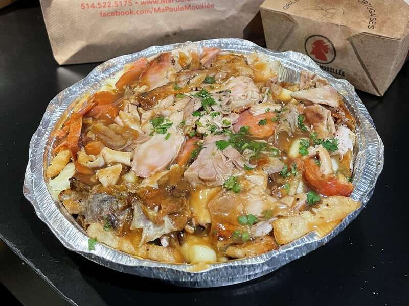 Montréal: Mile End Foodie Tour with Tasting - The opening bites: poutine and Montréal bagels
