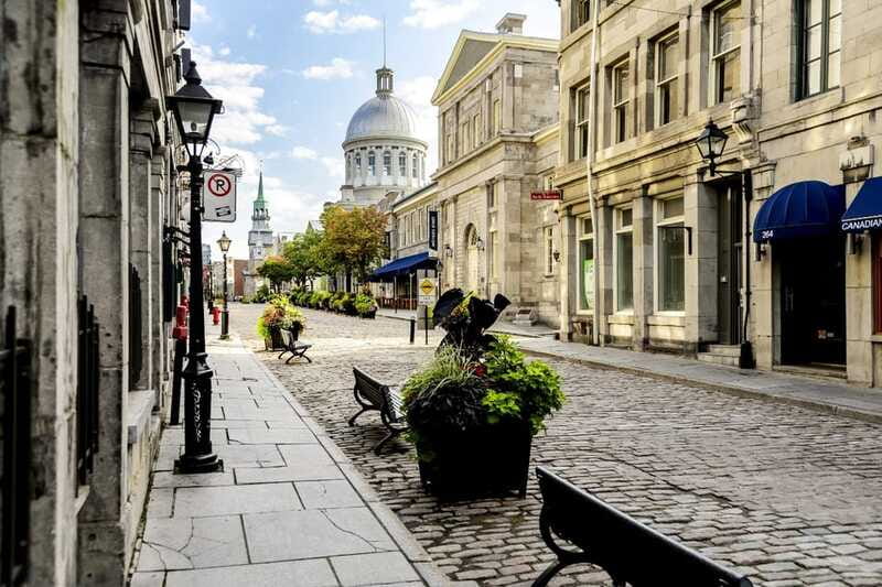 Montréal: Old Town Small Group Guided Walking Tour - Place d’Armes and the architectural lesson