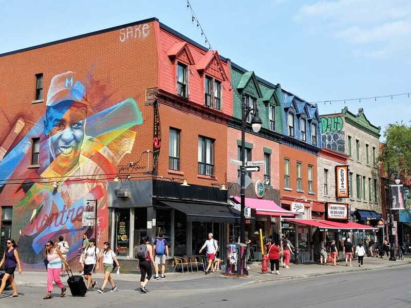 Montreal: Plateau Mont-Royal & Mile End Walking Tour - What the small group changes
