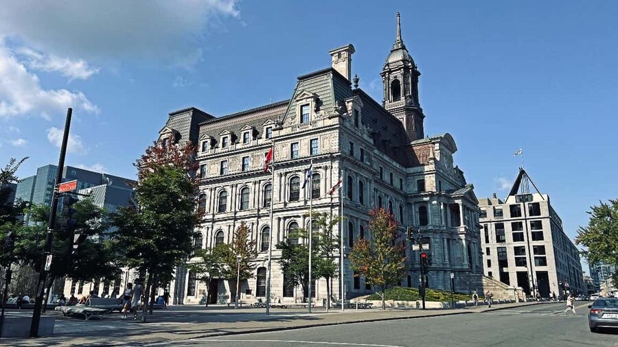 Montreal: Private 2h Walking Tour RESO and Old Montreal - Place des Arts and the Quartier des Spectacles