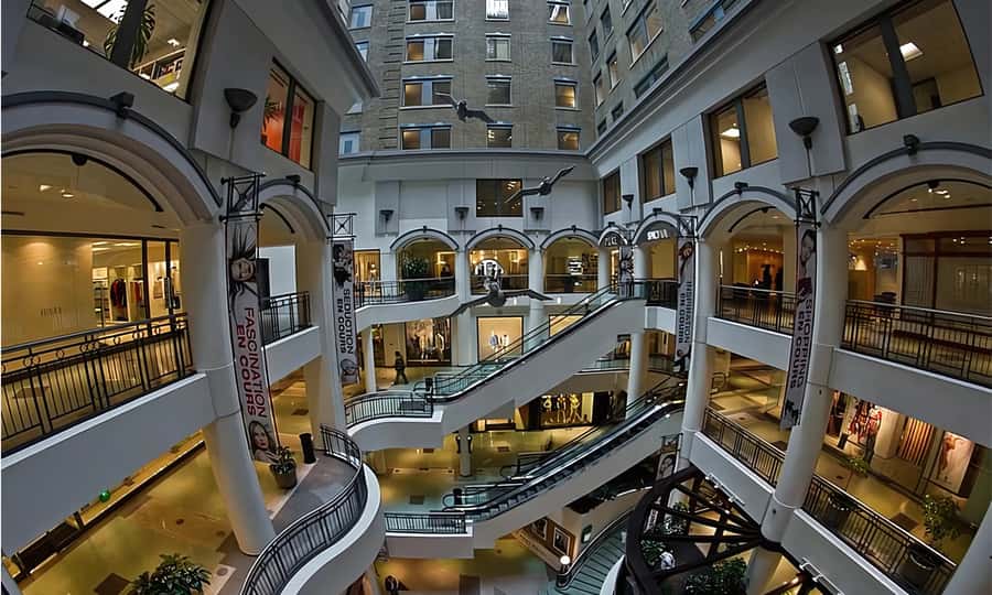 Montreal: Private Walking Tour of Downtown & Underground - What the guides add to the walk