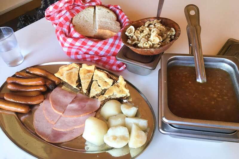 Montreal: Sugar Shack Maple Syrup Day Trip with Lunch - A traditional buffet lunch at the sugar shack