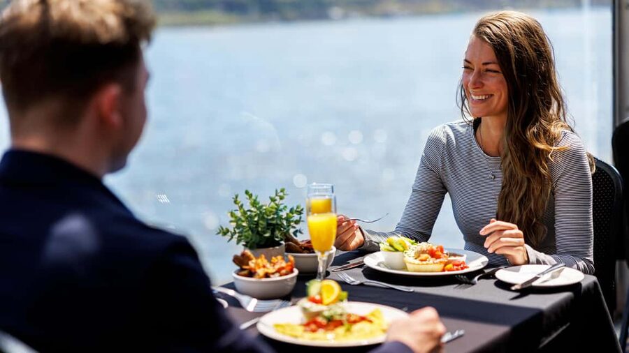 Montréal: Weekend River Brunch Cruise - A one-hour brunch with serious portions