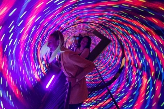 Museum of Illusions Admission in Toronto - The photo rooms and why a companion helps