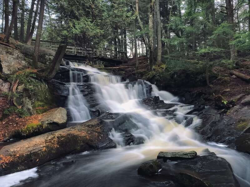 Muskoka: High Falls, Hardy Lake, & Huckleberry Rock Tour - High Falls and Potts Falls near Bracebridge