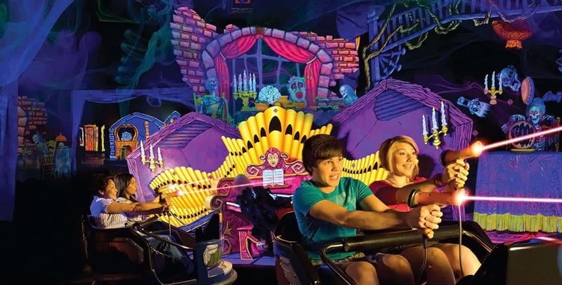 Niagara Falls, Canada: Clifton Hill 6 Attraction Fun Pass - Choose mini golf based on your group