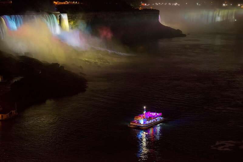Niagara Falls, Canada: Evening Fireworks Cruise - Crowds, boarding, and finding a viewing spot