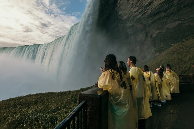 Niagara Falls Day Tour from Toronto (9 Hours) - Maple Leaf Place and the Canadian maple stop