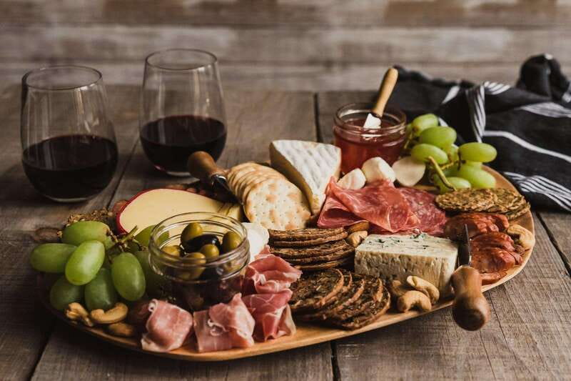 Niagara Falls: Winter Niagara Wine Tour with Transportation - A fruit stand and the small pauses between wineries