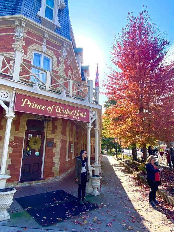 Niagara-on-the-Lake: Guided Walking Tour - Meeting at the Pillar and Post gardens