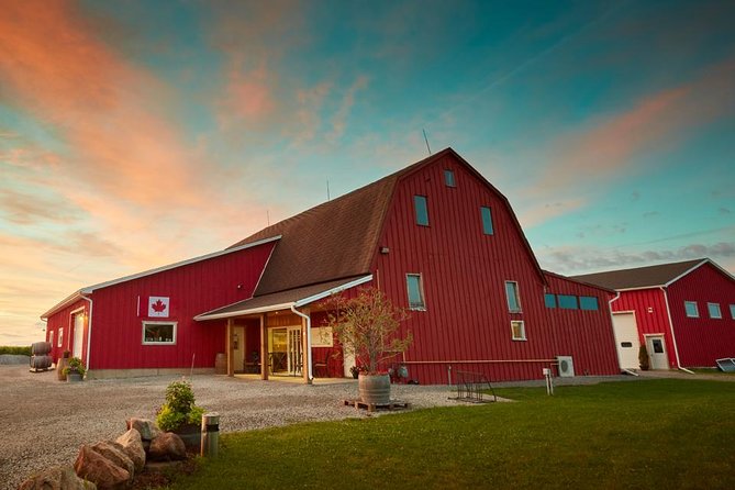 Niagara's Decadent Sparkling and Icewine Tasting - The first pour: Sparkling Eric Brut and aged cheddar