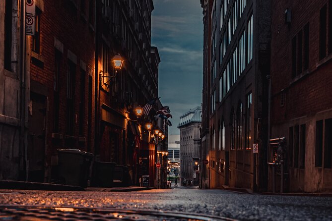 Old Montreal at Twilight Walking Tour Semi-Private - Guide style: the real strength of the experience