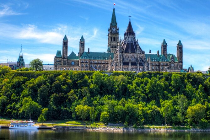 Ottawa Boat Cruise - Paul's Boat Line - The Canadian Museum of History and both sides of the capital
