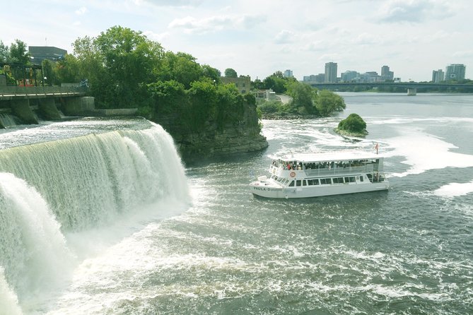 Ottawa Boat Cruise - Paul's Boat Line - The Supreme Court, the Mint, and official Ottawa