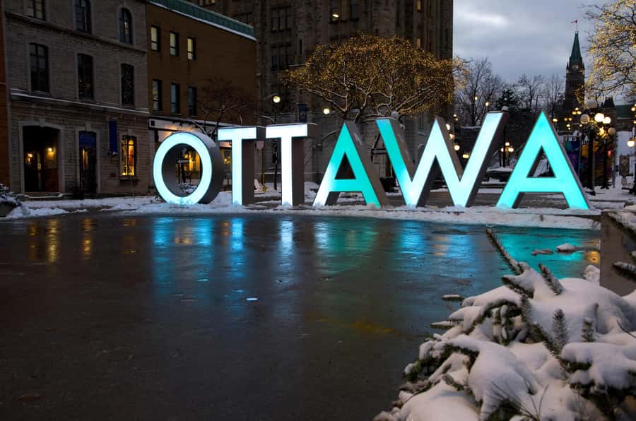 Ottawa: ByWard Market Food Tour with 7 Local Tastings - First tasting: a warm BeaverTail