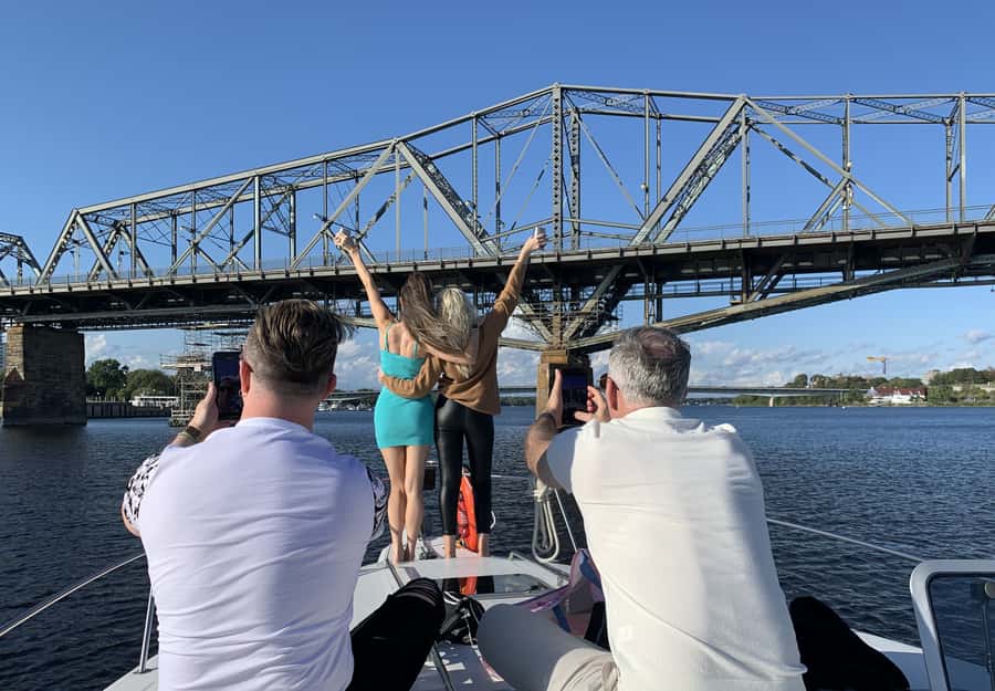 Ottawa: Downtown Yacht Cruise - Wed-Sun @ 6PM - 75 Minutes - The Rideau Locks and Alexandra Bridge