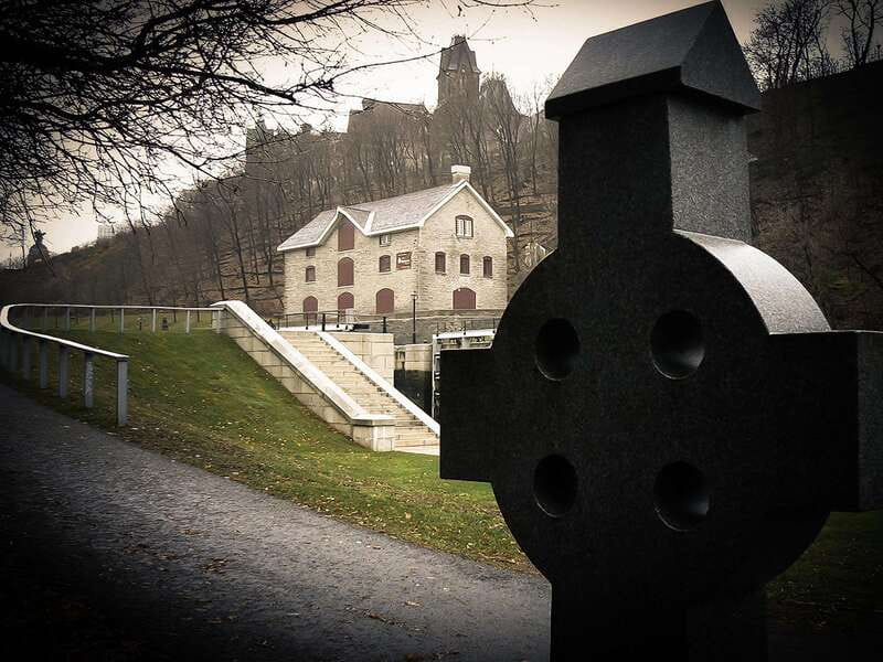 Ottawa: Haunted Night Walking Tour - French and English storytelling