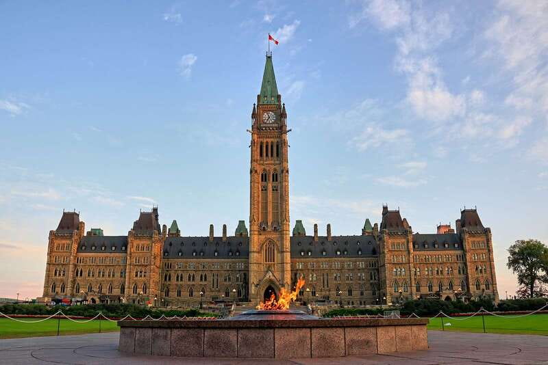 Ottawa: Hop-On Hop-Off Guided City Tour Pass - Starting at Sparks Street and Elgin