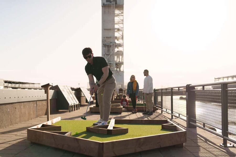 Outdoor mini golf in Montreal - Arriving at Quai des Convoyeurs beside the Science Centre