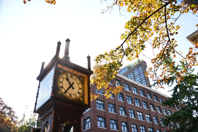 Photography & Hiking in Nature - Gastown closes the day with nighttime character