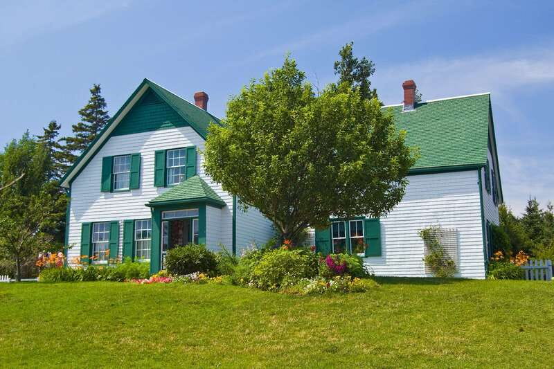 Prince Edward Island: Guided Tour with Anne of Green Gables - Red cliffs at the Cavendish outlooks