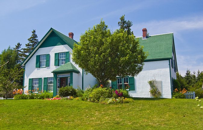 Prince Edward Island Premium Tour With Anne of Green Gables - The red cliffs at Cavendish