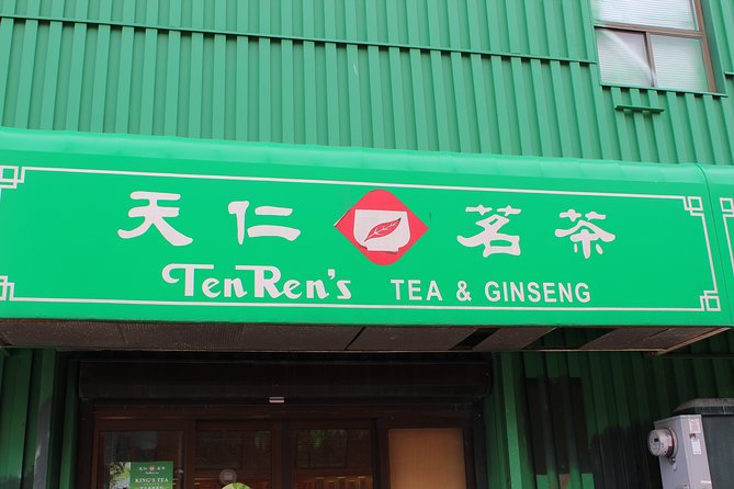 Private Toronto Kensington Market and Chinatown Walking Tour in English - A short look at The Kiever Shul