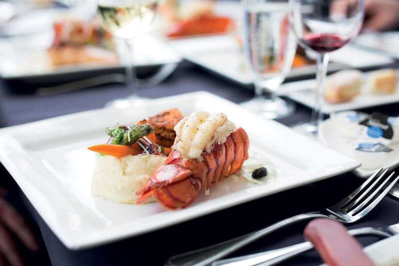 Québec City: 3 or 5-Course Dinner Cruise with DJ & Dancing - Château Frontenac and the Old Québec shoreline