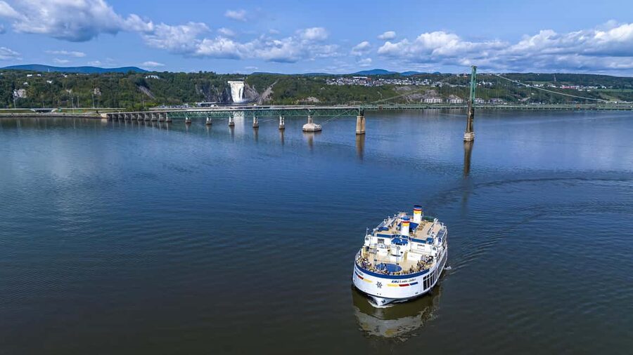 Québec City: Weekend River Brunch Cruise - The first hour: a three-course brunch on the river
