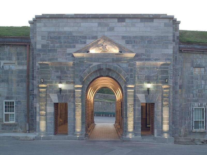 Quebec: La Citadelle de Québec Ticket and Guided Tour - Finding the ticket office at the top of the hill