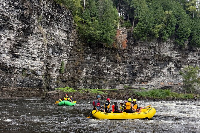 Quebec: Rafting or kayaking – Jacques-Cartier Canyon - The first rapids arrive fast