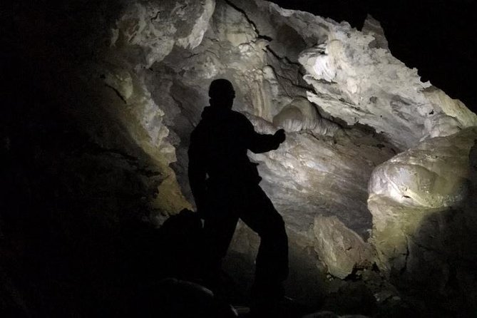 Riverbend Cave Explorer - A gentle introduction to Vancouver Island caving
