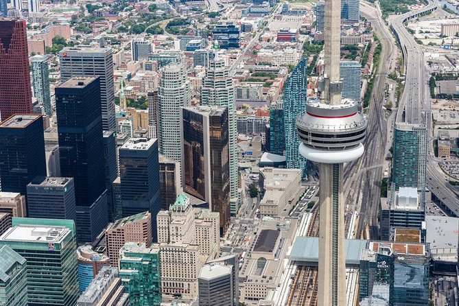 Romantic Jewel - Private Helicopter Tour for 2 - The route: from the exhibition grounds to the Don Valley