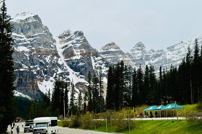ShuttleBus 2way Banff to Lake Louise (1Hr) and Moraine Lake (1Hr) - Lake Louise: one hour beside the turquoise water